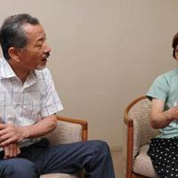 昔話に花を咲かせる廣町恵三(左)と山崎智也(右)