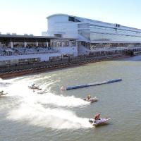 競走水面こそ狭いものの施設は非常に大きい戸田競艇場