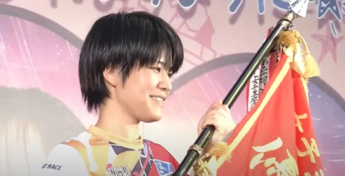 前回優勝者の遠藤エミと優勝フラッグ