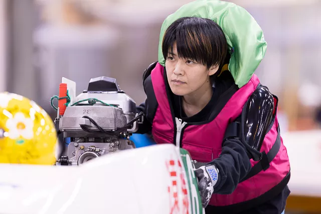 水面へボートを運ぶ遠藤エミ