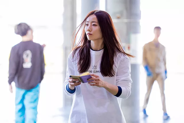 メモを取りながら思案している浜田亜理沙