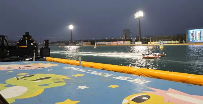 若松の大時計と水面