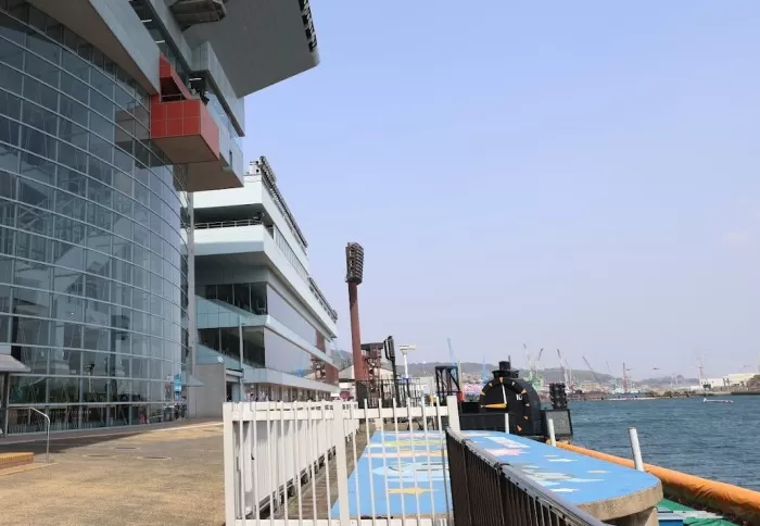 レース場の外は海に面している若松