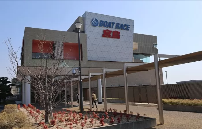 ボートレース宮島の正面入り口