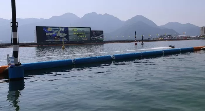 宮島の水面と山々の景色