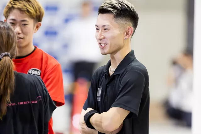 スタッフと談笑している宗行治哉