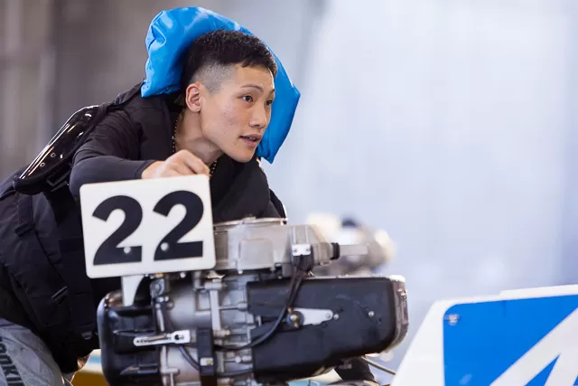 調整した艇を運ぶ高橋竜矢