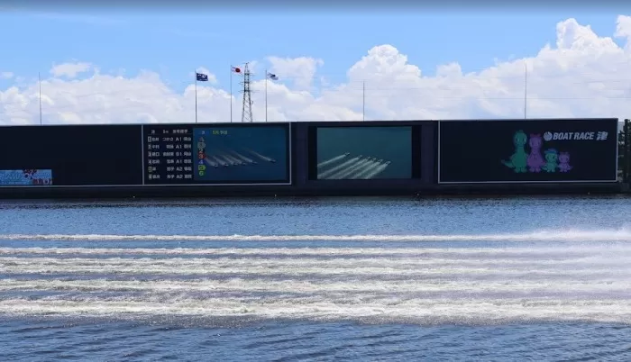 ボートレース津で風にはためく国旗の様子