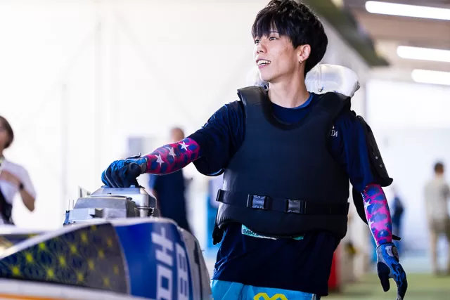 スタッフに笑顔で応える吉田裕平