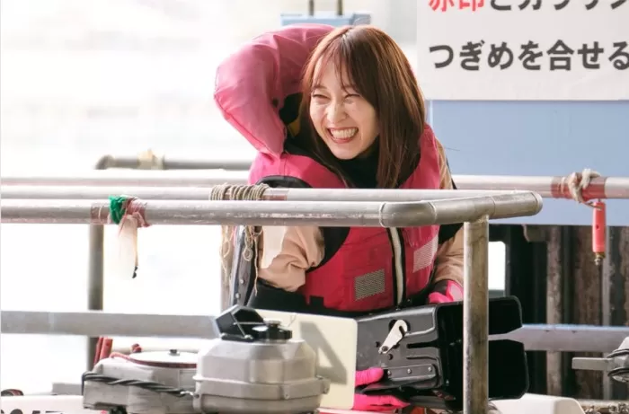 声をかけられ笑顔で応える高憧四季