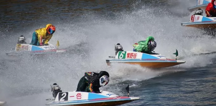 ボートレース戸田の激しいレースの様子