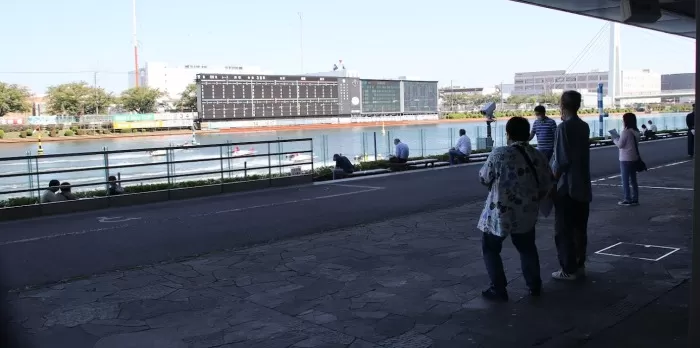 ボートレース戸田で楽しんでいる人たちの様子