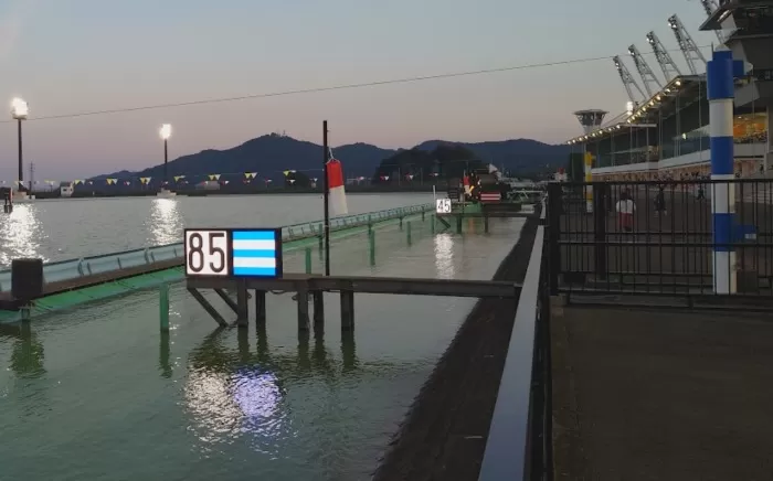 ボートレース桐生日の水面と吹き流し