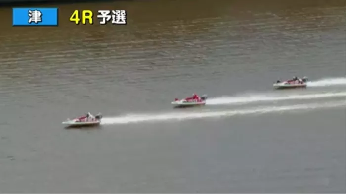 レース後半、1、2、3が並んで走っている