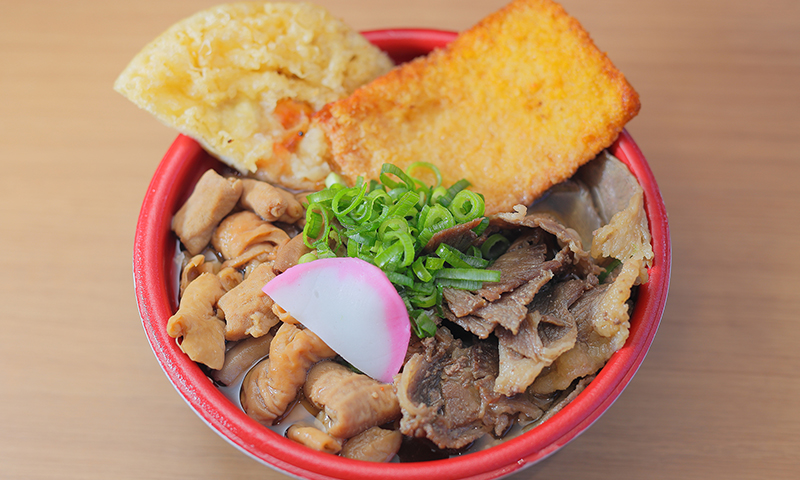 宮島競艇場「スーパーもつ煮込みうどん」